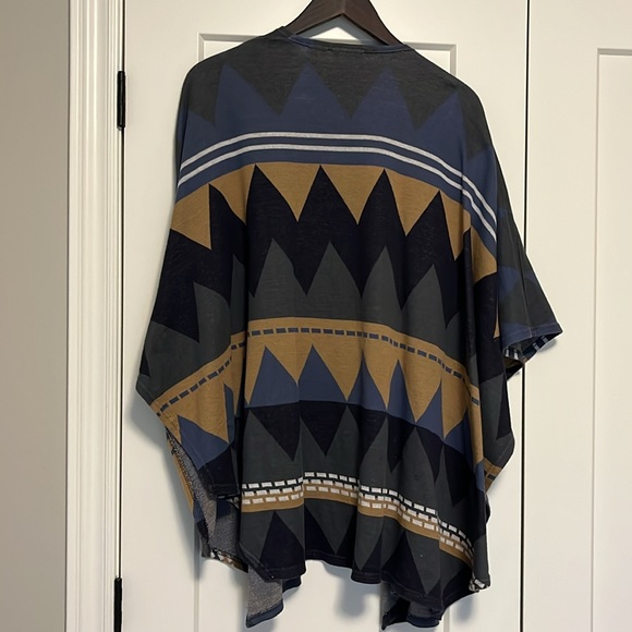 Open poncho - Picture 2 of 3